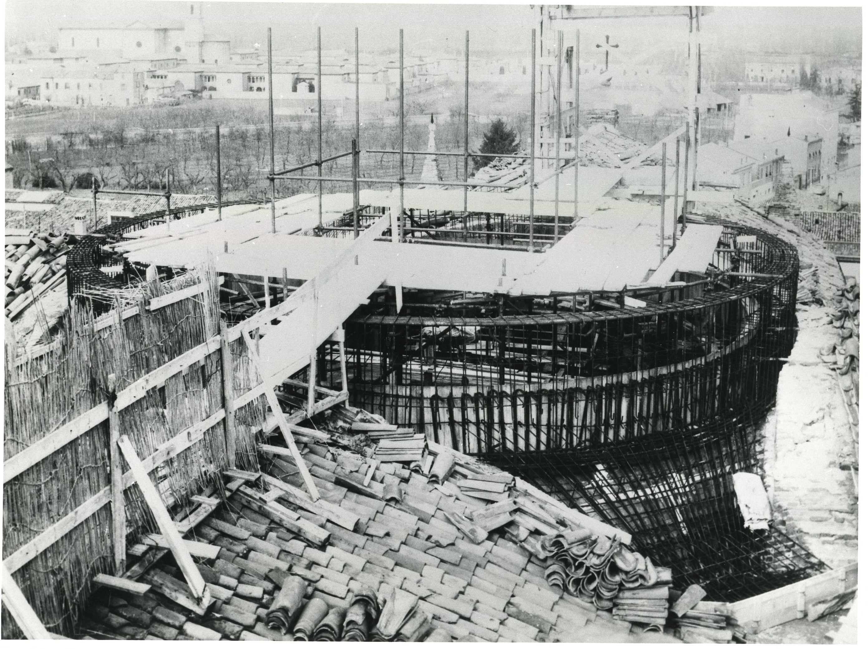 Ricostruzione del tamburo nel corso del restauro del 1963.