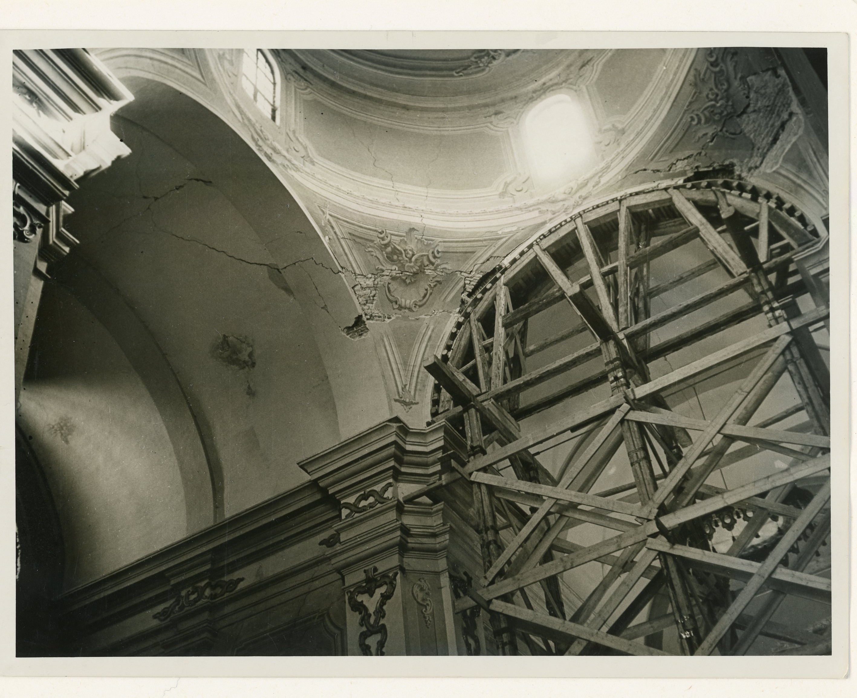 Dettaglio della decorazione scultorea dei pennacchi e dell'intradosso della cupola prima delle distruzioni belliche, 1938