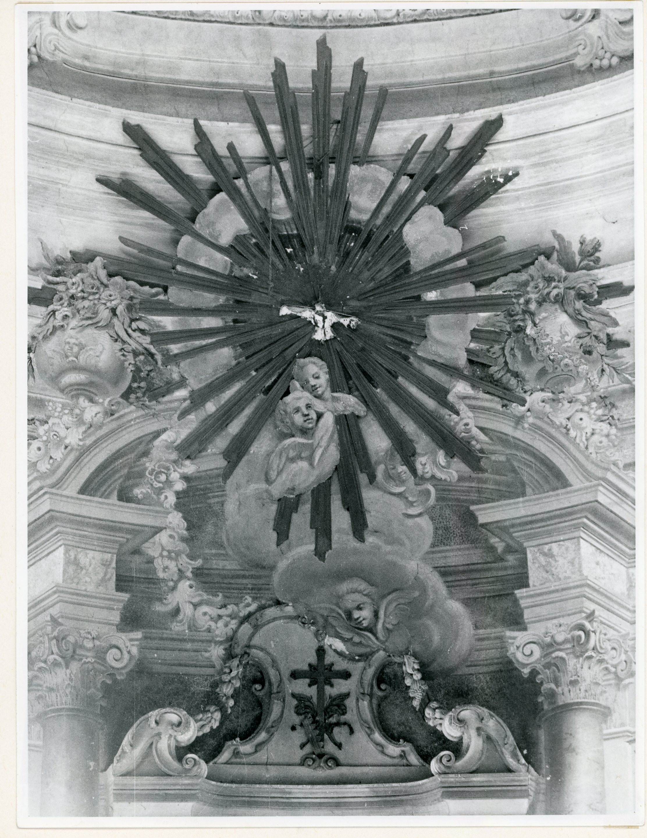 Dettaglio di decorazione scultorea in stile barocco nella chiesa di San Giovanni Battista