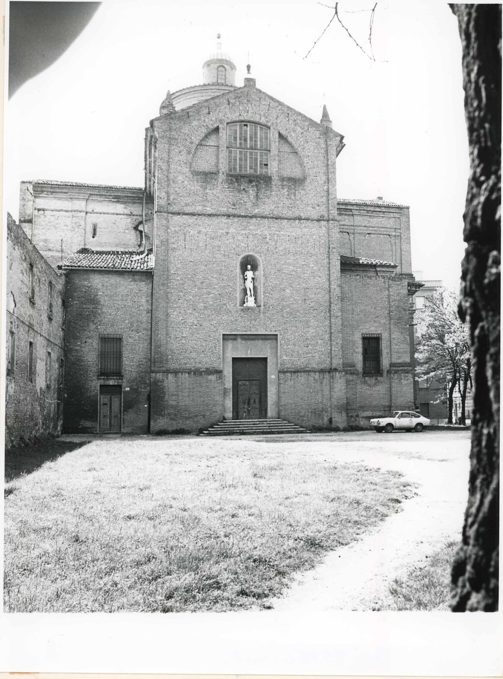 Tetto con copertura a capanna e pinnacoli