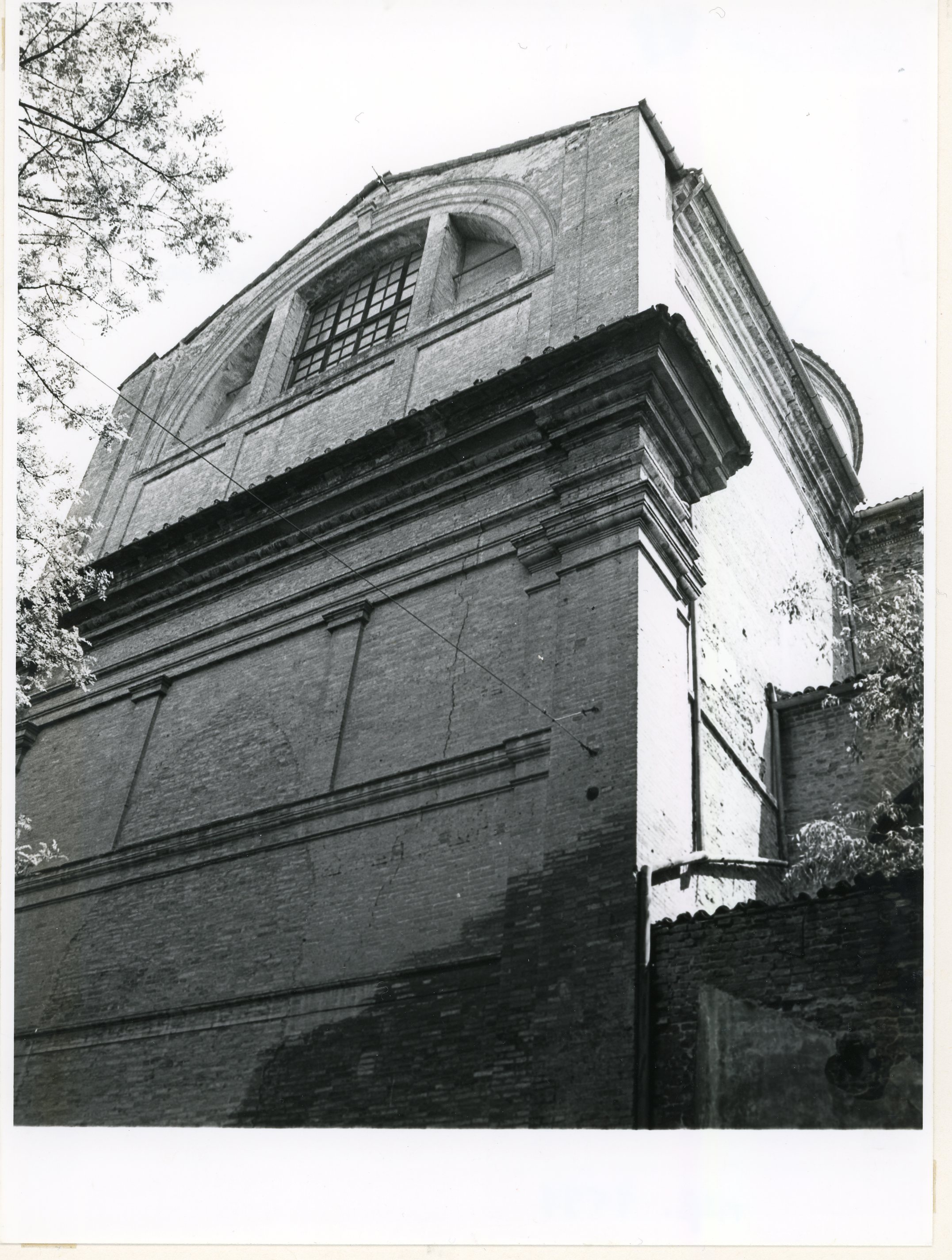 Finestra termale nella facciata laterale della chiesa