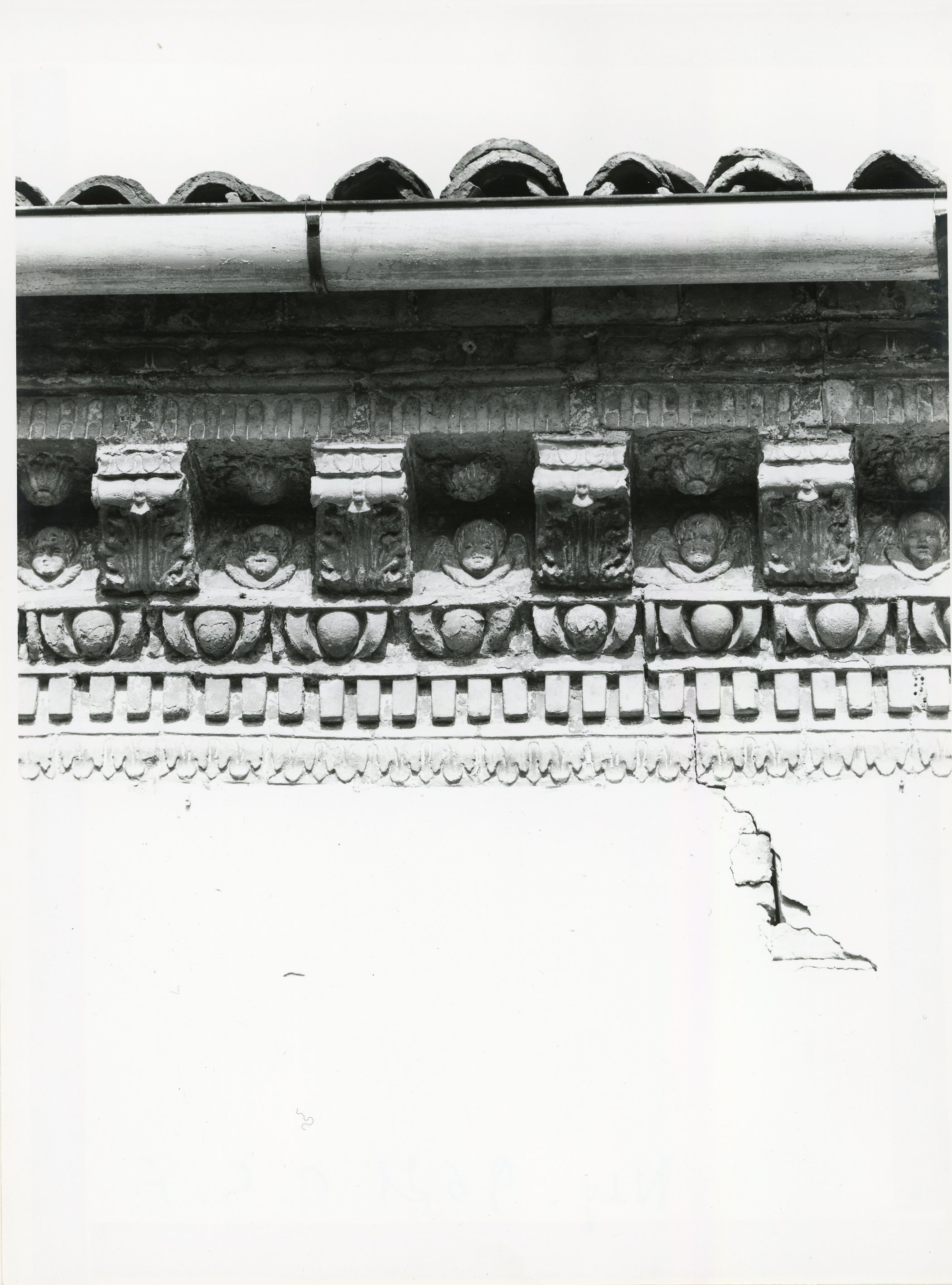Mensole nel fregio della chiesa