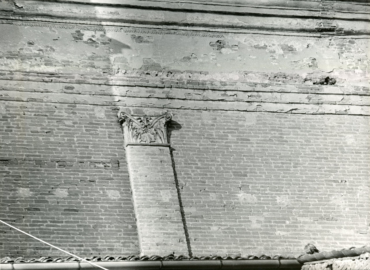 Capitello misto corrispondente alla parasta della parete esterna