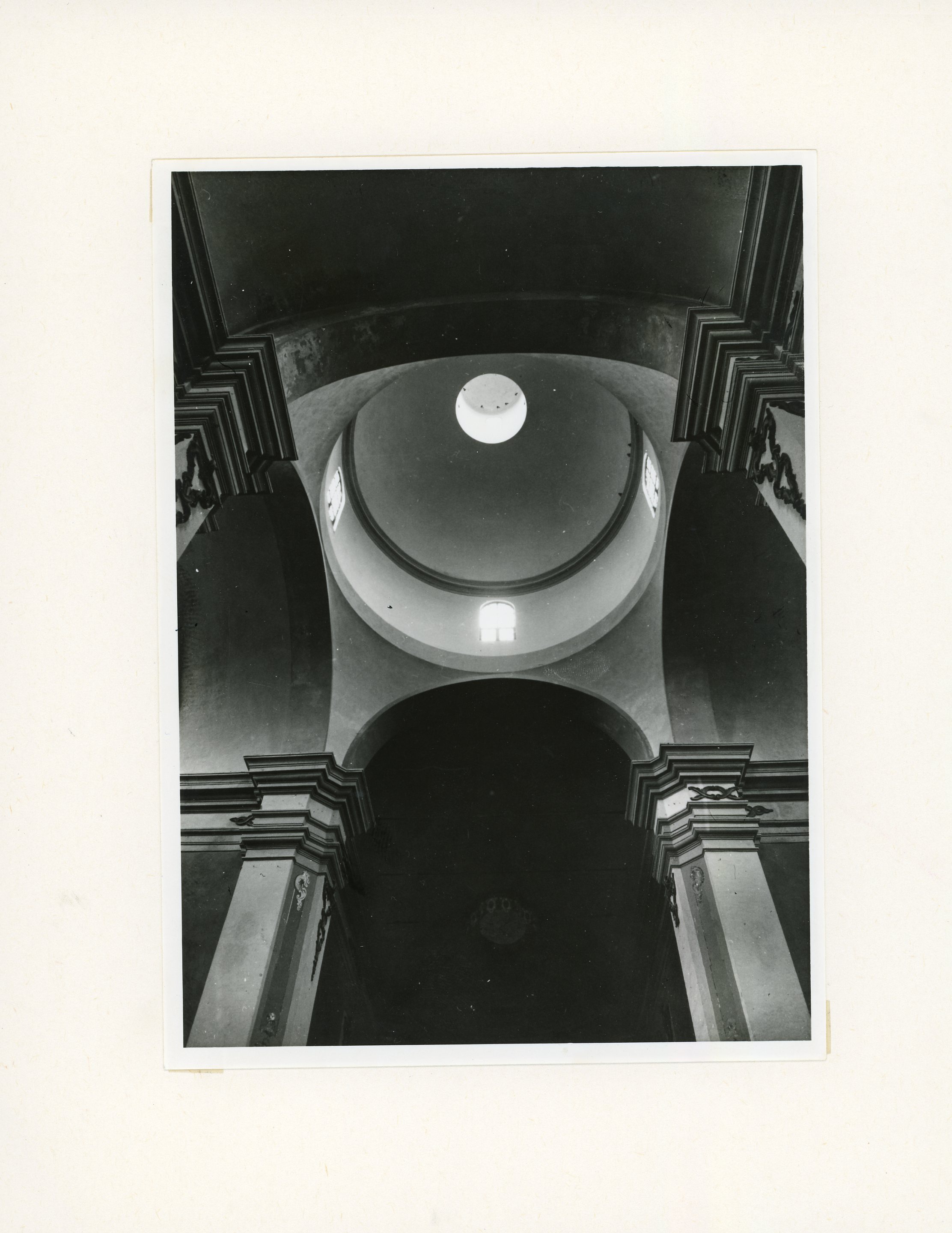 Dettaglio dei pennacchi e dell’intradosso della cupola dopo la rimozione delle decorazioni scultoree durante il restauro, 1979.