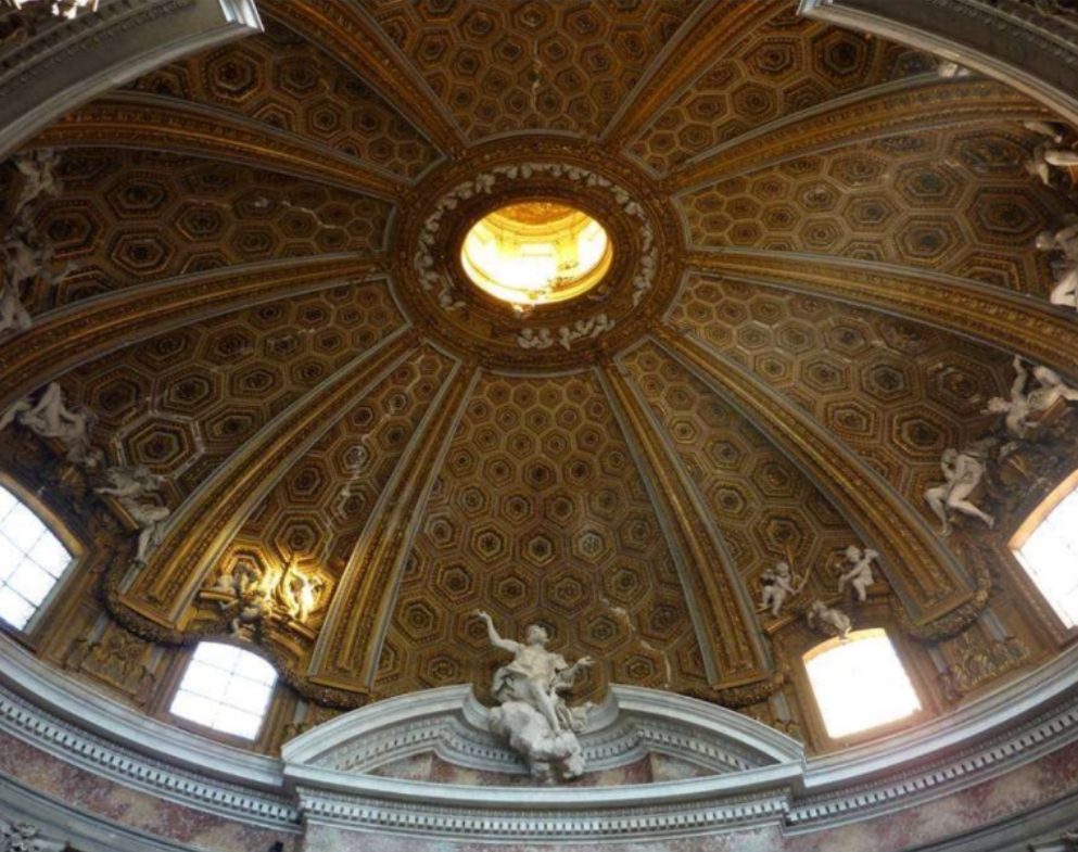 Dettagli di decorazione scultorea dell’intradosso della cupola nella chiesa barocca di Sant'andrea al Quirinale a Roma, Gianlorenzo Bernini.
