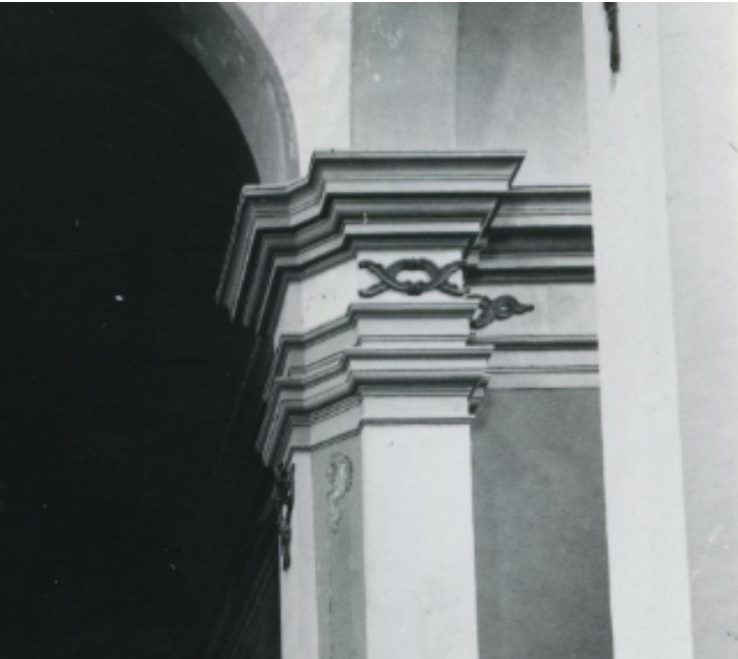 Dettaglio del pulvino, o dado brunelleschiano, nelle paraste interne della chiesa