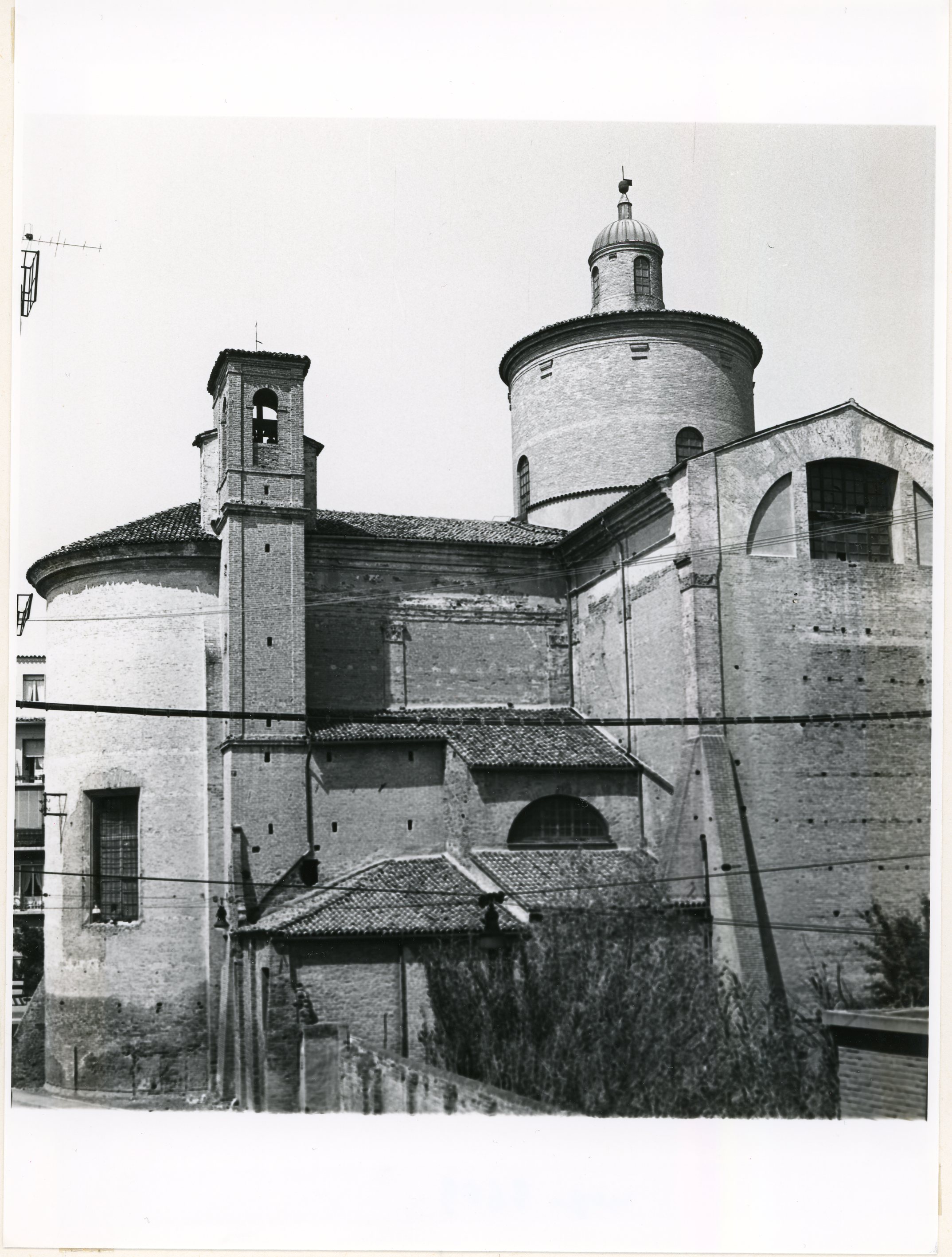 Porzione laterale della chiesa Porzione laterale della chiesa