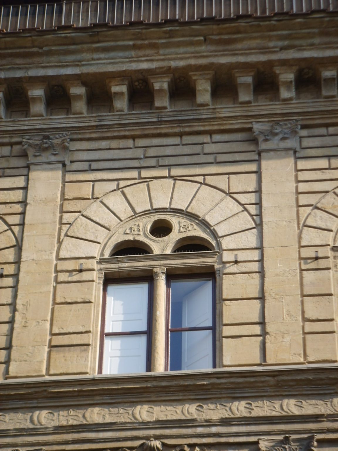 Esempio di mensole nel fregio di Palazzo Rucellai, Firenze, Leon Battista Alberto Esempio di mensole nel fregio di Palazzo Rucellai, Firenze, Leon Battista Alberto